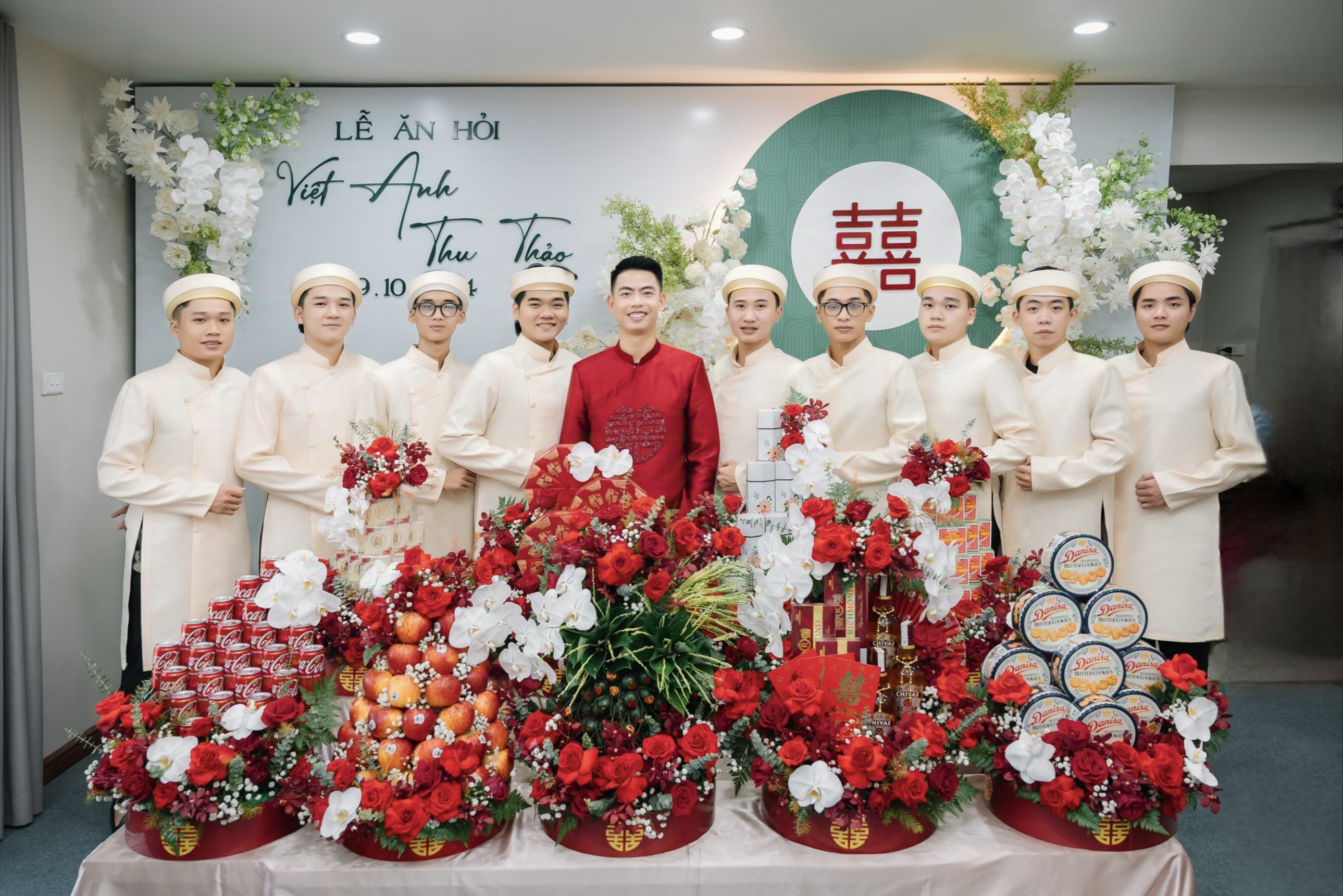 Đội hình nam - nữ bê đỡ tráp hiện đại